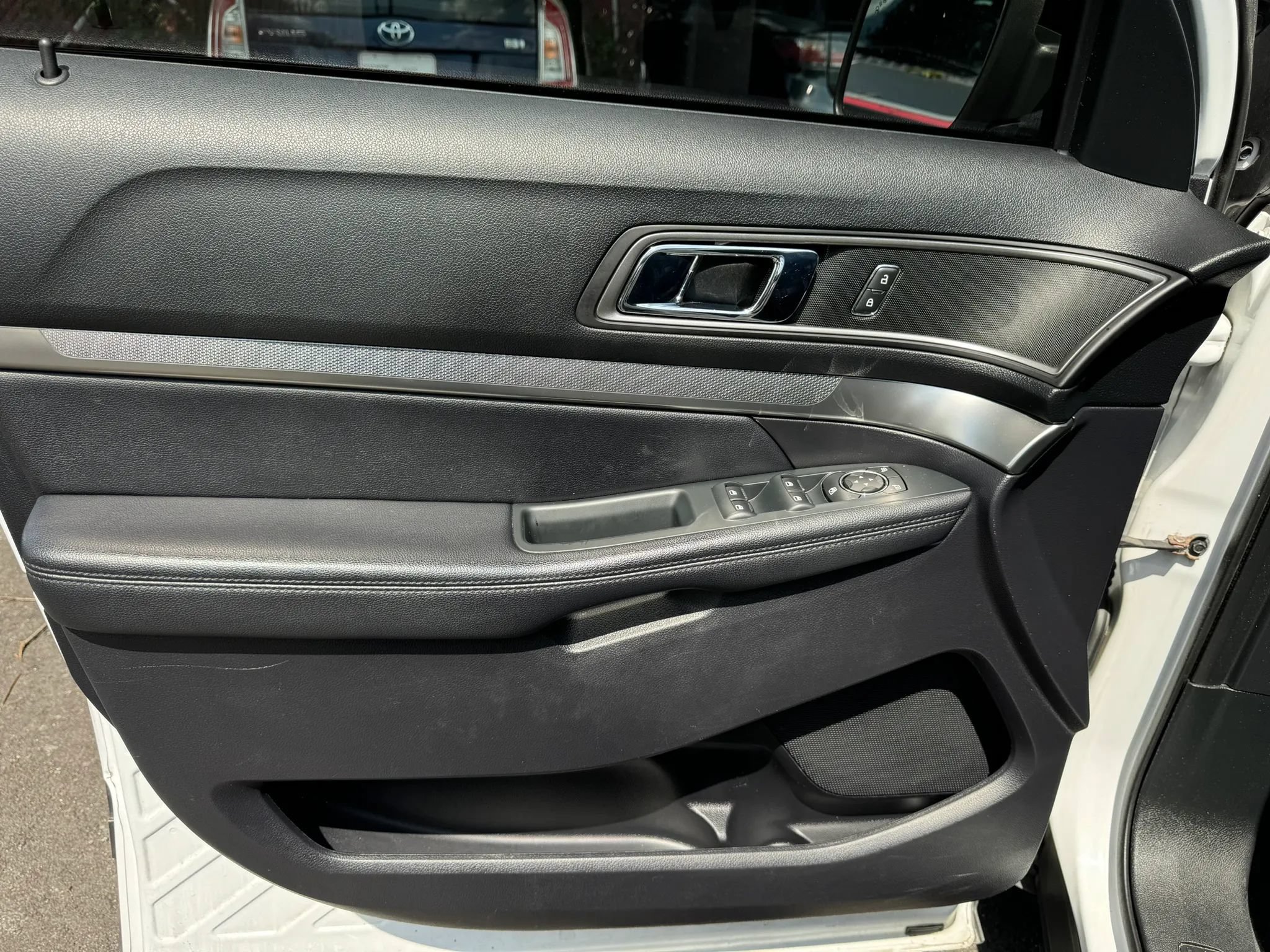 Used 2018 Ford Explorer XLT w/ Equipment Group 202A FWD image 23