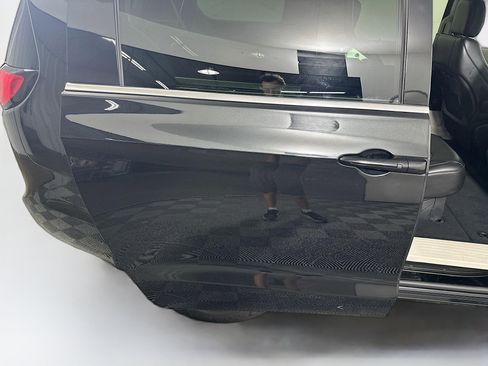 Used 2023 Chrysler Pacifica Touring-L image 32