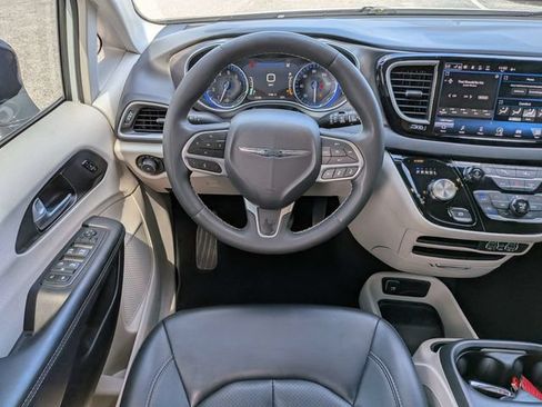 Used 2024 Chrysler Pacifica Touring-L FWD image 18