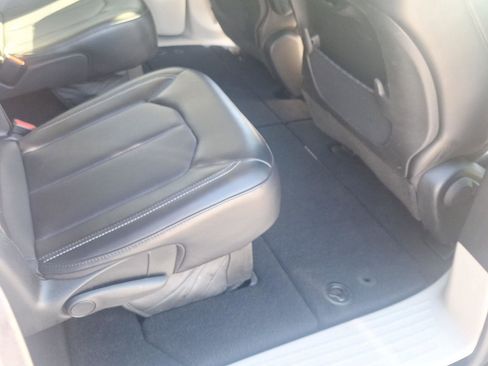 Used 2023 Chrysler Pacifica Touring-L FWD image 19