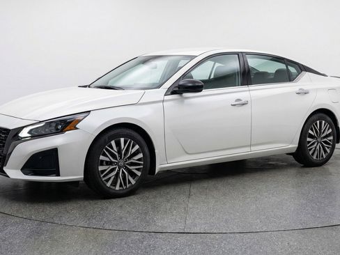 Used 2025 Nissan Altima 2.5 SV image 3