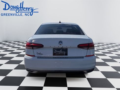 Used 2022 Volkswagen Passat 2.0T SE image 4