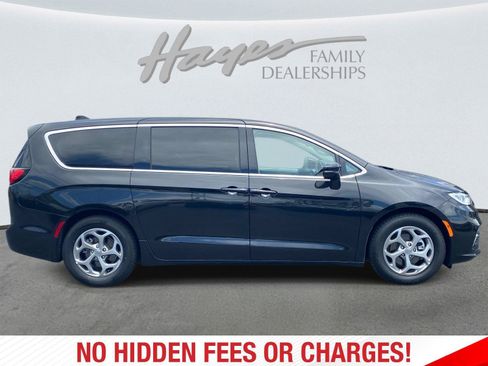 Used 2024 Chrysler Pacifica Limited FWD image 2
