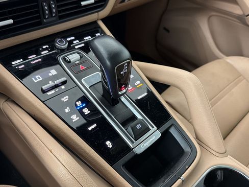 Used 2022 Porsche Cayenne AWD/4WD image 18