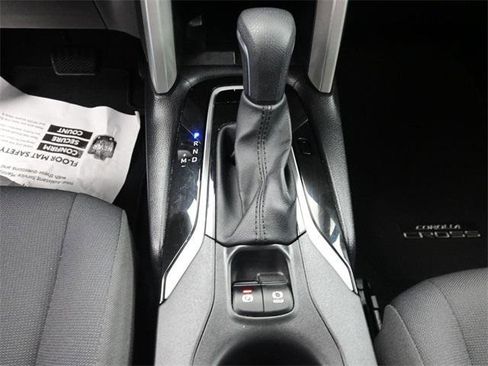 Certified 2025 Toyota Corolla Cross LE image 9