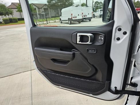 Used 2026 Jeep Wrangler Unlimited Rubicon AWD/4WD image 10