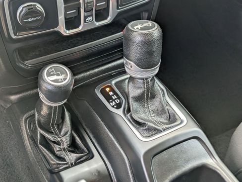 Used 2019 Jeep Wrangler Unlimited Sahara w/ Uconnect 4C Nav & Sound Group AWD/4WD image 22