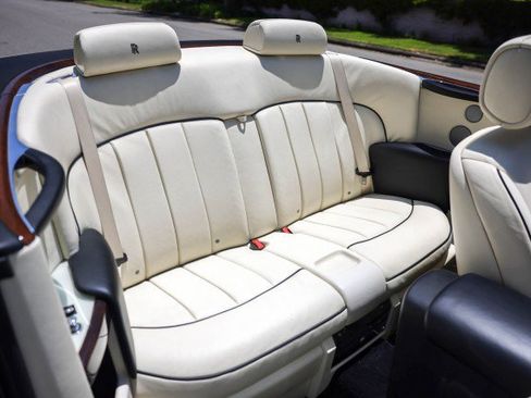Used 2015 Rolls-Royce Phantom Drophead Coupe image 32