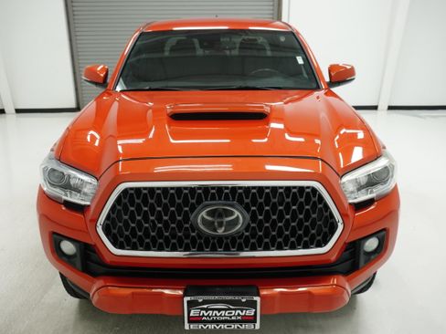 Used 2018 Toyota Tacoma TRD Sport w/ Technology Package RWD image 2