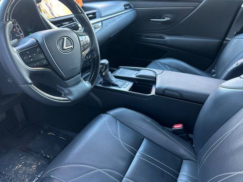Certified 2019 Lexus ES 300h w/ Luxury Package image 11