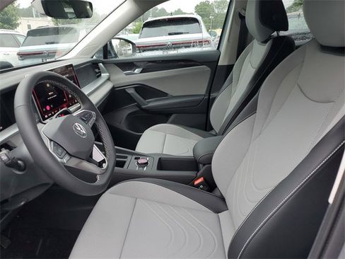 New 2025 Volkswagen Tiguan SE image 18