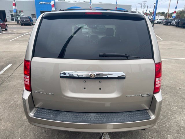 Used 2009 Chrysler Town & Country Touring FWD image 6