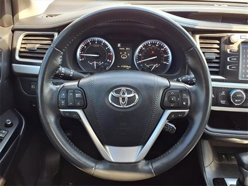 Used 2019 Toyota Highlander SE image 30