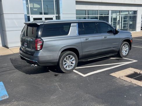 Used 2021 Chevrolet Suburban Premier w/ Premium Package AWD/4WD image 7