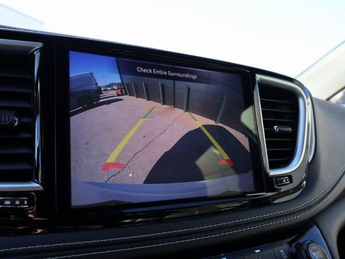 Used 2025 Chrysler Pacifica Limited image 36