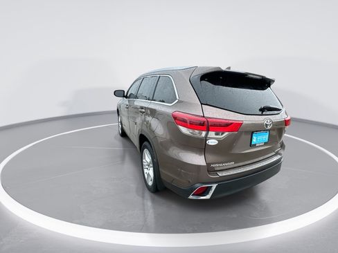 Used 2017 Toyota Highlander Limited AWD/4WD image 6
