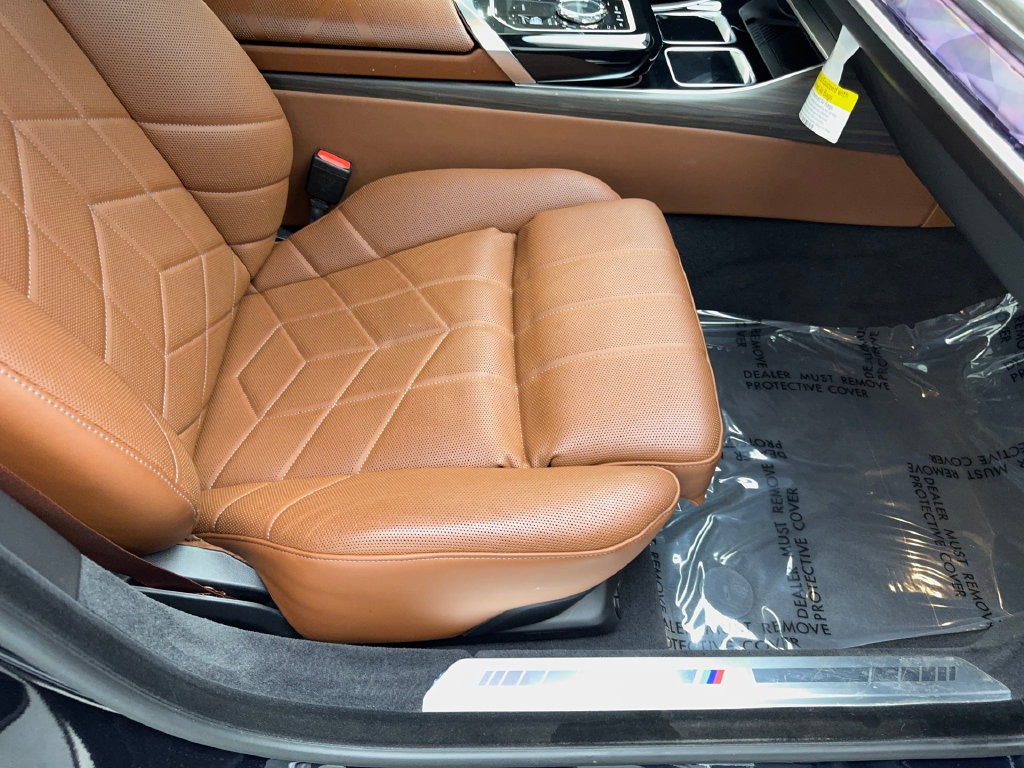 Used 2024 BMW i7 xDrive60 w/ Executive Package AWD/4WD image 46