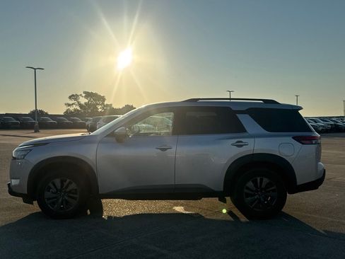 Certified 2025 Nissan Pathfinder SV FWD image 13