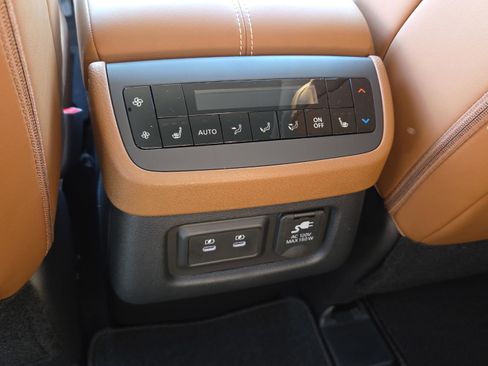 New 2026 Nissan Pathfinder Platinum image 16