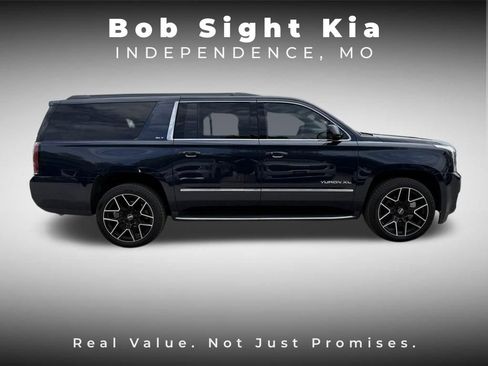 Used 2017 GMC Yukon XL SLT w/ Premium Edition AWD/4WD image 12