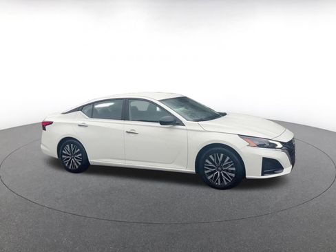 Used 2025 Nissan Altima 2.5 SV image 2