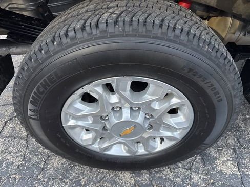 Used 2024 Chevrolet Silverado 2500 LT w/ Convenience Package image 7