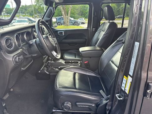Used 2018 Jeep Wrangler Unlimited Sahara AWD/4WD image 9