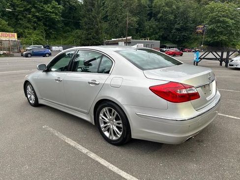 Used 2013 Hyundai Genesis 3.8 w/ Technology Pkg RWD image 7