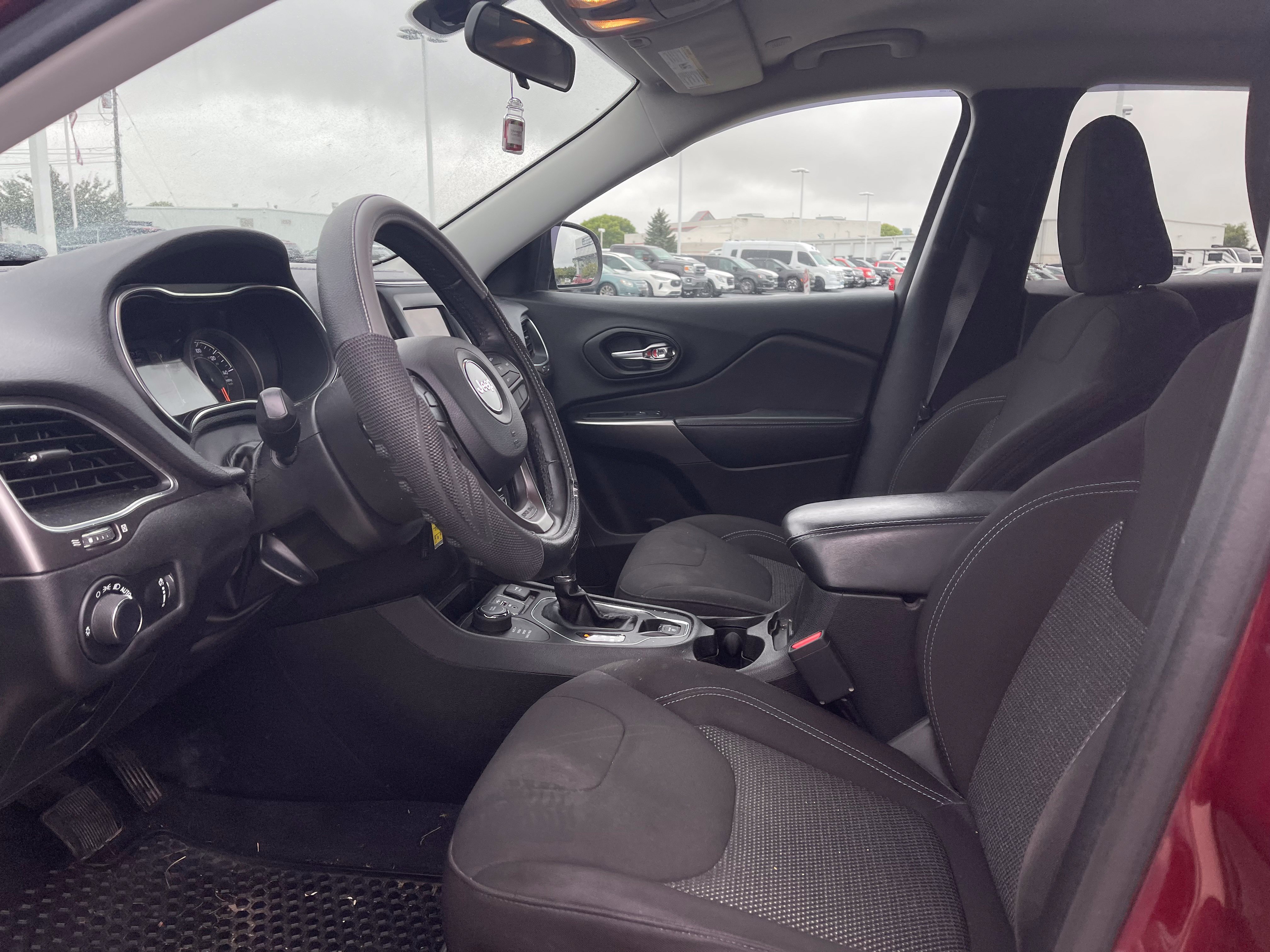 Used 2020 Jeep Cherokee Latitude w/ Cold Weather Group AWD/4WD image 13