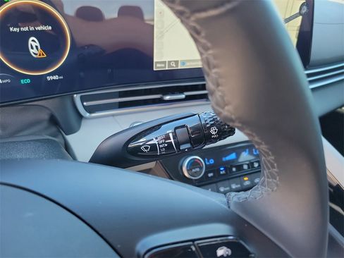 Used 2025 Hyundai Elantra Limited image 17