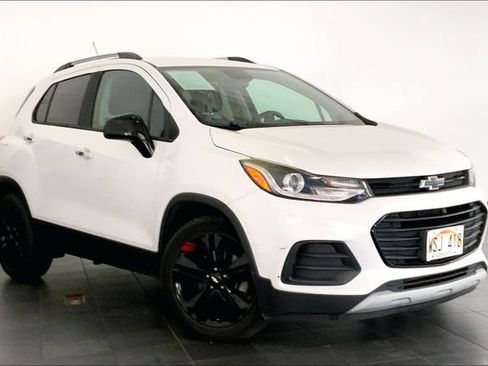 Used 2018 Chevrolet Trax LT w/ Redline Edition FWD image 2