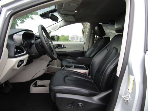 Used 2024 Chrysler Pacifica Touring-L FWD image 11