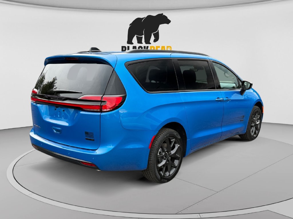 New 2027 Chrysler Pacifica Select AWD/4WD image 3