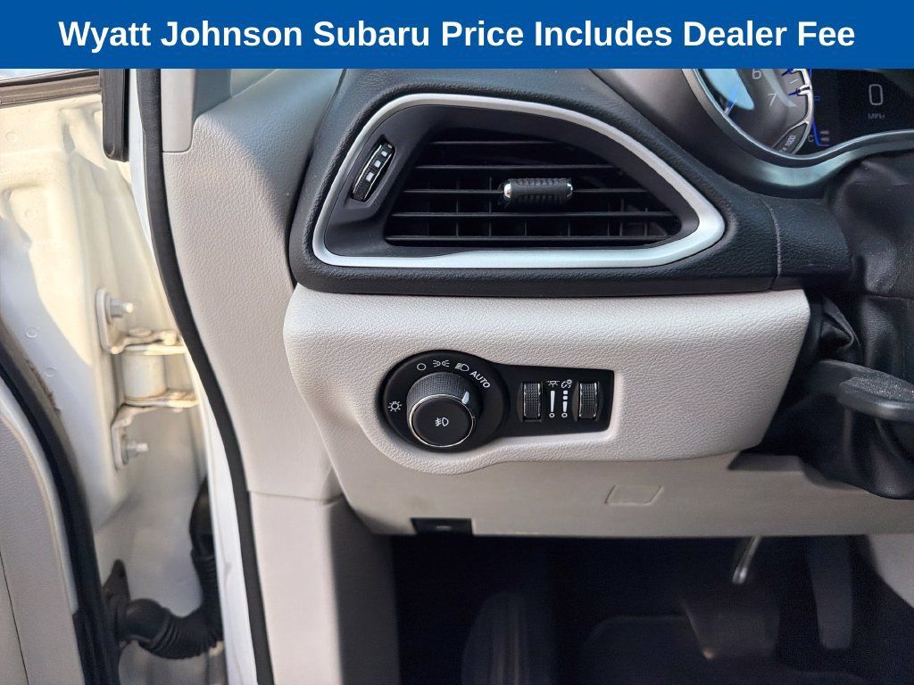 Used 2020 Chrysler Pacifica Touring FWD image 22