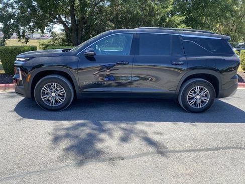 Used 2025 Chevrolet Traverse LT AWD/4WD image 2