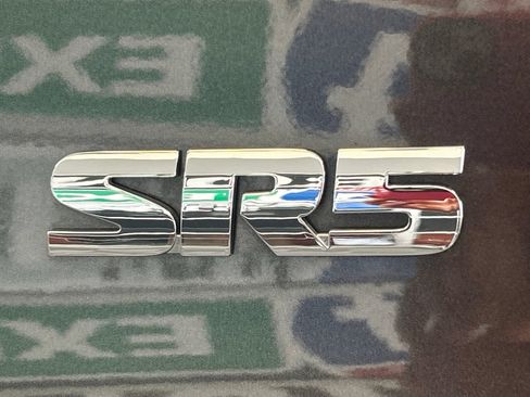 Used 2019 Toyota 4Runner SR5 w/ Four Season Floor Mat Package AWD/4WD image 9