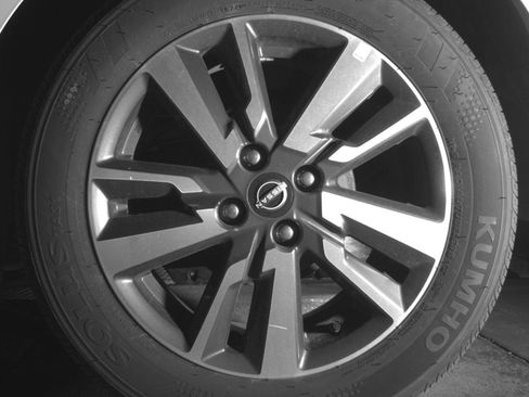Used 2025 Nissan Versa SV FWD image 17