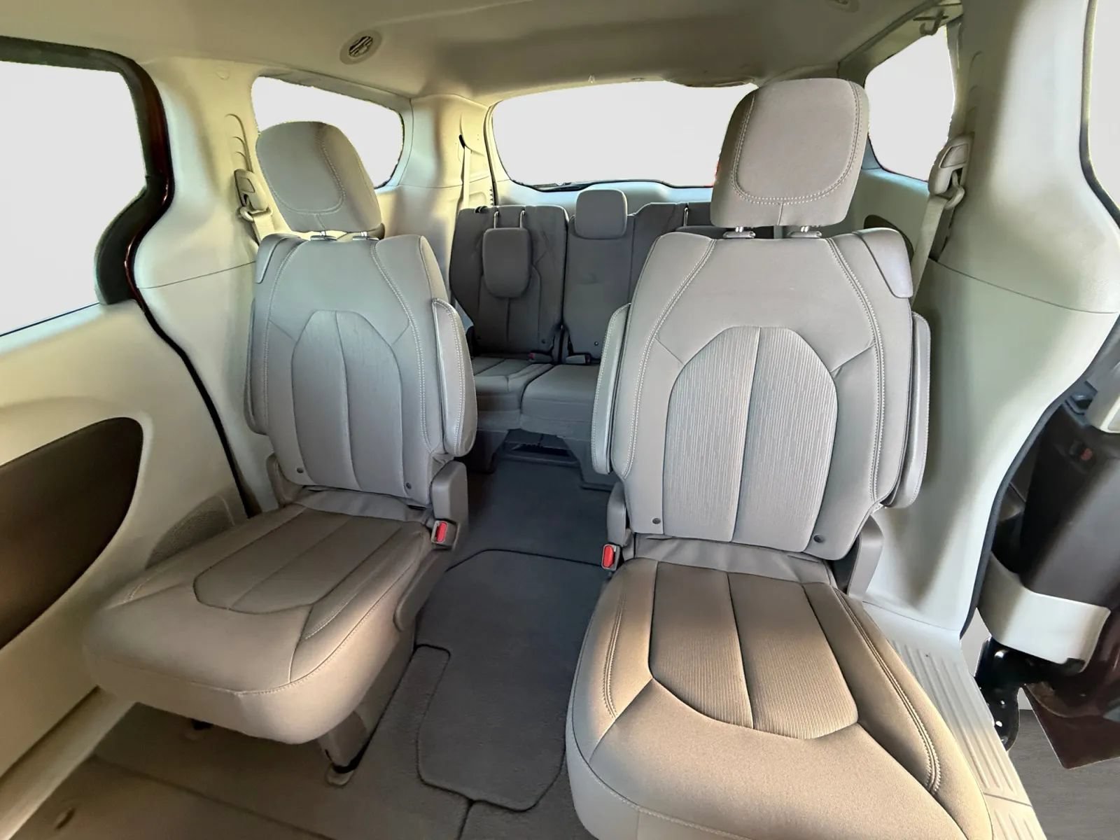 Used 2017 Chrysler Pacifica LX FWD image 15