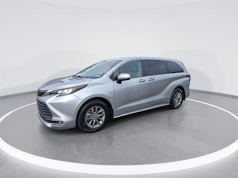 Used 2021 Toyota Sienna XLE FWD image 5