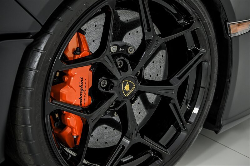 Used 2024 Lamborghini Revuelto AWD/4WD image 32