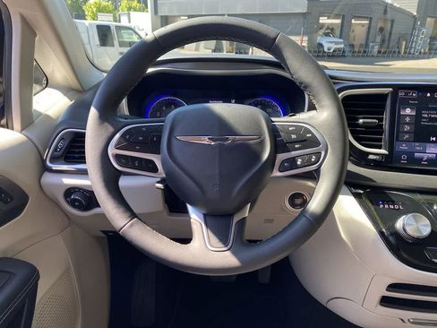 Used 2024 Chrysler Pacifica Touring-L FWD image 19