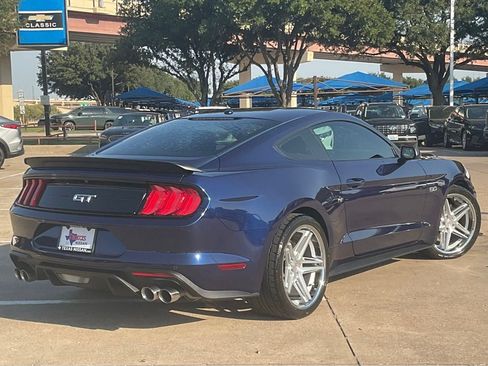 Used 2019 Ford Mustang GT RWD image 4