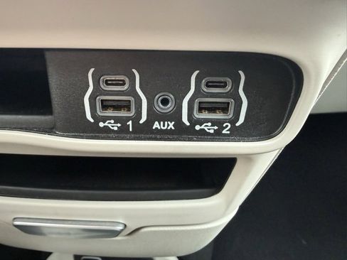 Certified 2024 Chrysler Pacifica Touring-L image 31