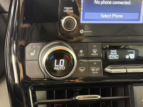Used 2020 Toyota Highlander XLE AWD/4WD image 16
