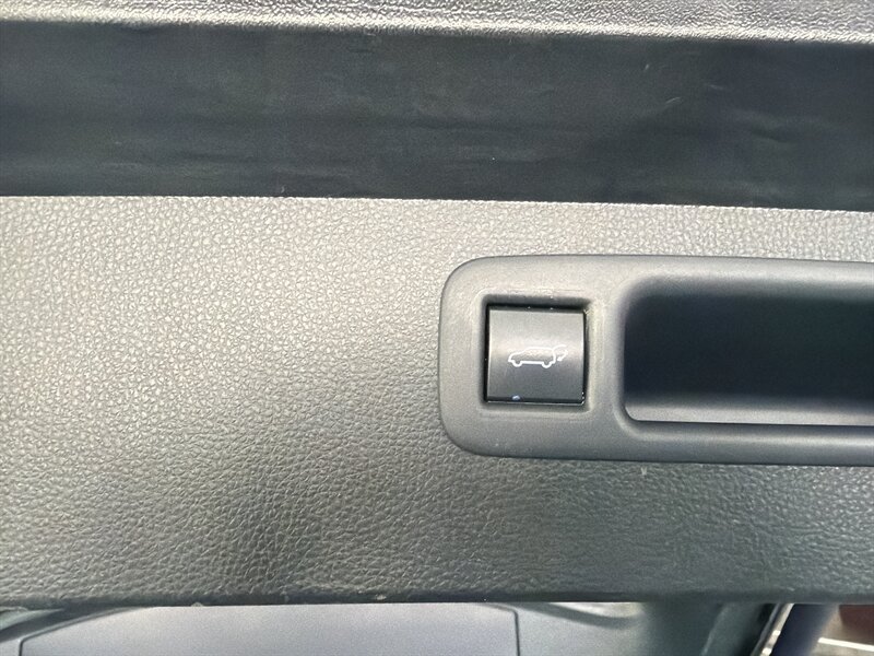Used 2025 Toyota Highlander LE FWD image 30