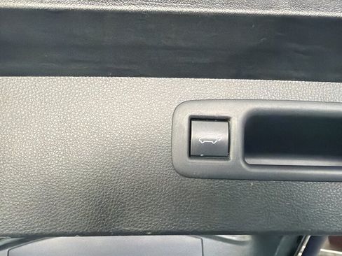 Used 2025 Toyota Highlander LE FWD image 30