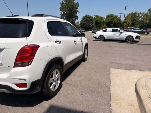 Used 2018 Chevrolet Trax LT w/ LT Convenience Package FWD image 5