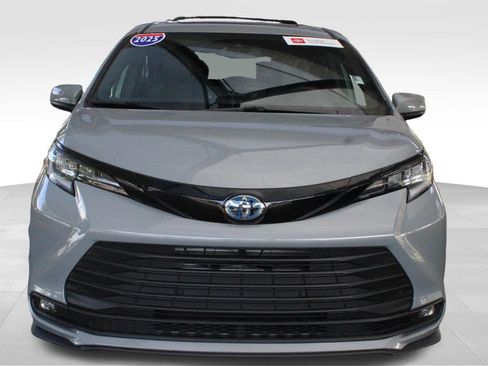 Certified 2025 Toyota Sienna XLE Woodland Edition AWD/4WD image 10