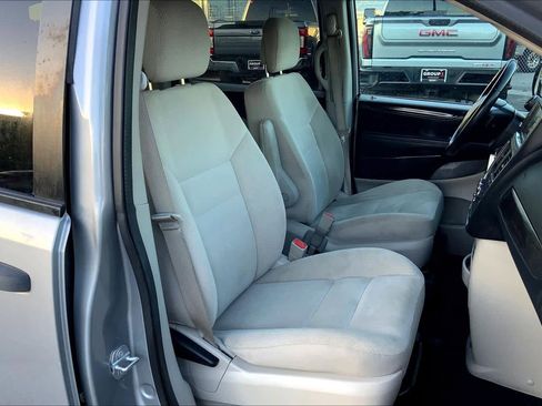 Used 2019 Dodge Grand Caravan SE w/ UConnect Hands-Free Group image 6