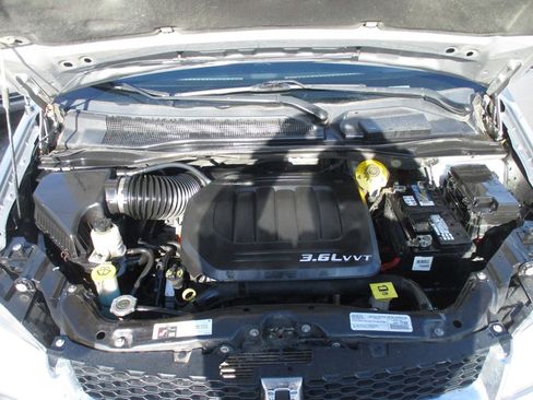 Used 2018 Dodge Grand Caravan SE w/ UConnect Hands-Free Group image 14